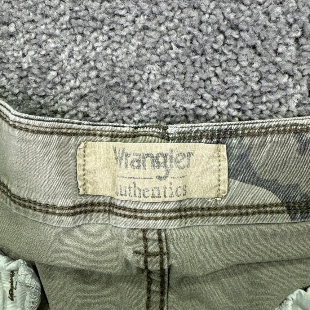 Wrangler Authentics Cargo Shorts Mens 40 Green Camo Distressed Pockets Outdoor